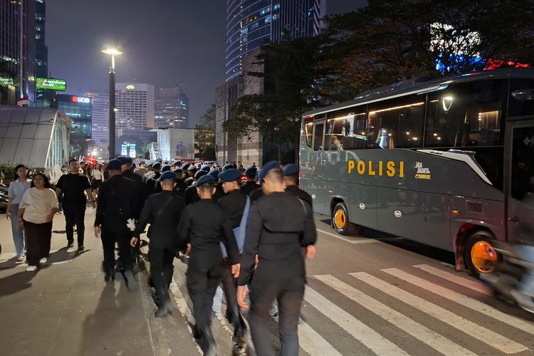 Tak Ada Demo di Bundaran HI, Puluhan Mobil Polisi Tinggalkan Dukuh Atas Jakpus