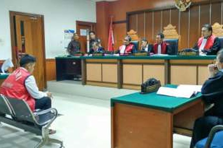 Sidang pembacaan tuntutan terhadap terdakwa Riki Agung Prasetio (24), pengendara Toyota Fortuner yang mengalami kecelakaan seusai mengunjungi tempat hiburan malam di Kalijodo sehingga menewaskan empat korban. Sidang digelar di Pengadilan Negeri Jakarta Barat, Selasa (14/6/2016).