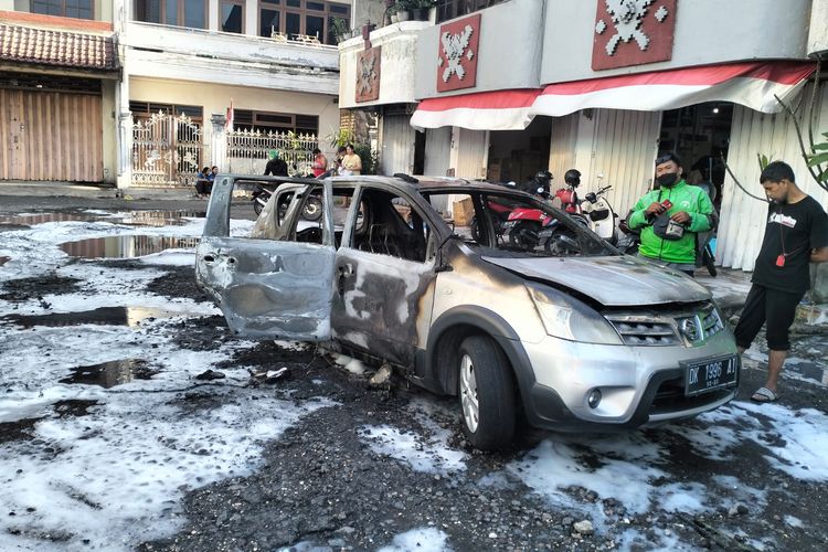 Mobil Nissan Grand Livina silver berpelat nomor DK 1996 AI hangus terbakar saat di areal parkir Pusat Perbelanjaan Pemecutan, Blok C3, Jalan Thamrin, Denpasar, Bali, pada Senin (21/8/2023).
