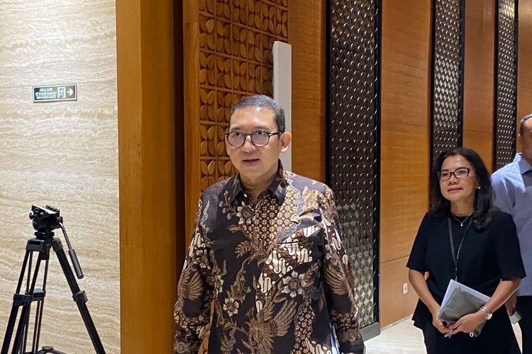 Ketua Badan Kerja Sama Antar Parlemen (BKSAP) Fadli Zon dengan penampilan barunya di Kompleks Parlemen Senayan, Jakarta, Senin (26/6/2023). 
