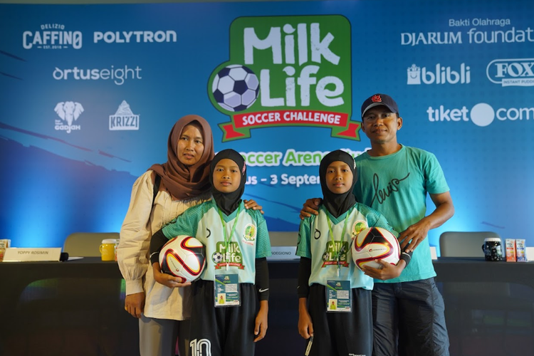 Dua peserta yang akan terlibat dalam MilkLife Soccer Challenge 2023 Batch 2, Rara Zenita Fatin dan Rere Zenita Farza, bersama kedua orangtua, Noor Hadi (ayah) dan Kusmawati (ibu).
