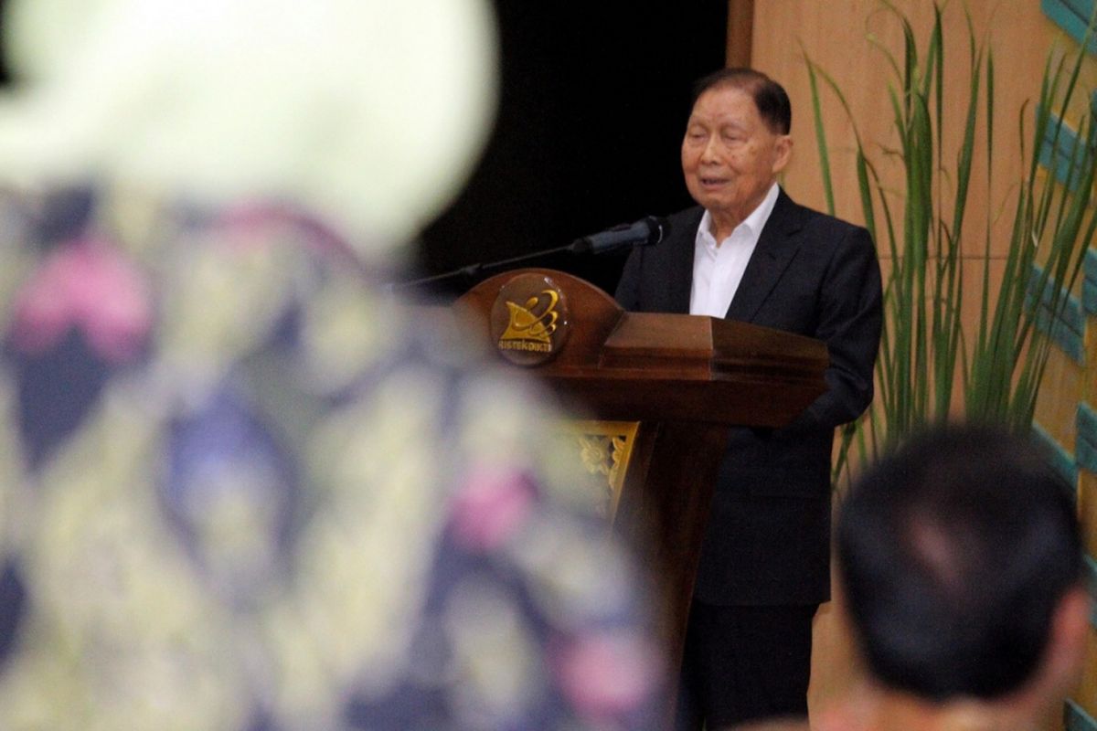 Mochtar Riady dalam acara penyerahan Bantuan bagi Mahasiswa Berprestasi Lippo (BMBL) yang dilakukan secara simbolis Selasa, 22 Januari 2019 disaksikan Menristekdikti Mohamad Nasir, di Gedung Dikti, Jakarta.