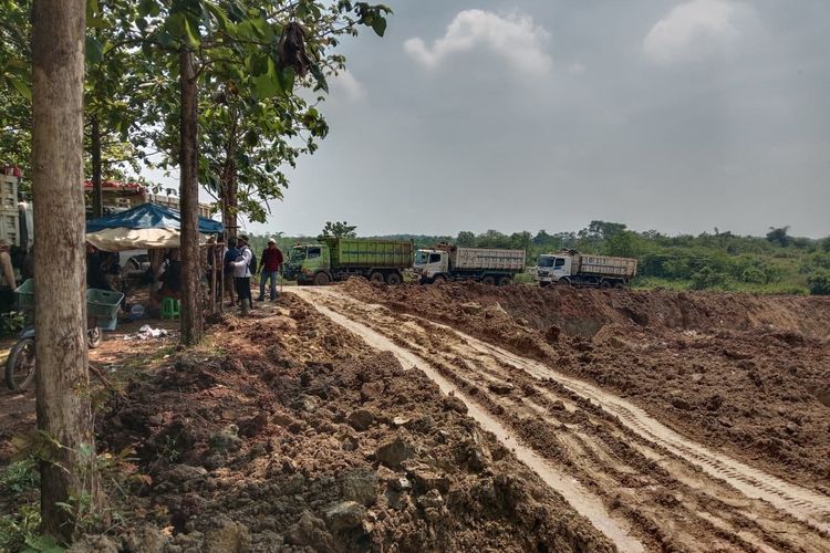 Lokasi tambang ilegal yang dikeluhkan warga di di Desa Mekarwaru, Kecamatan Gantar, Kabupaten Indramayu, Jawa Barat, Senin (17/11/2025)
