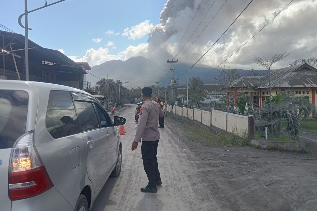 Aparat kepolisian mengimbau warga yang melintasi zona merah erupsi Gunung Lewotobi Laki-laki tetap berwaspada