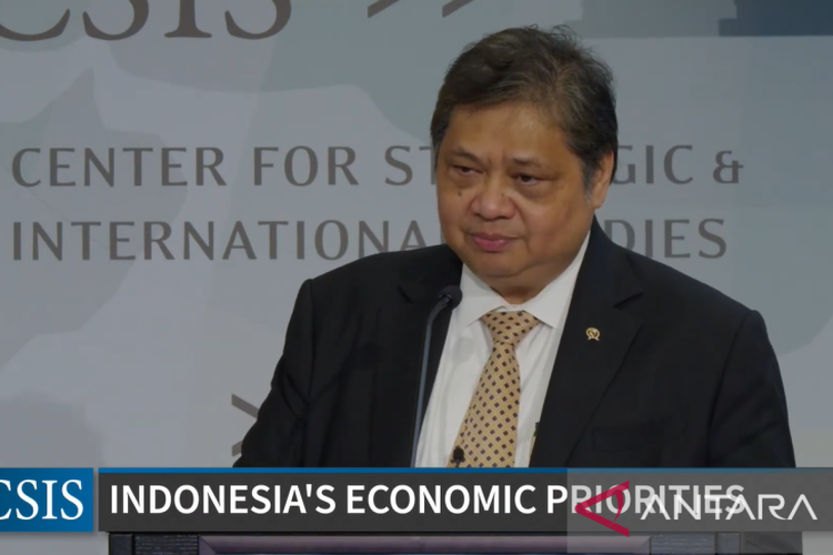 Coordinating Minister for Economic Affairs Airlangga Hartarto speaks during Indonesia's Economic Priorities forum that was accessed online in Jakarta on Tuesday, October 25, 2022. 