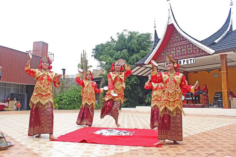 Tari Piring khas Minangkabau, Sumatera Barat DOK. Shutterstock/Farida Ridhwan