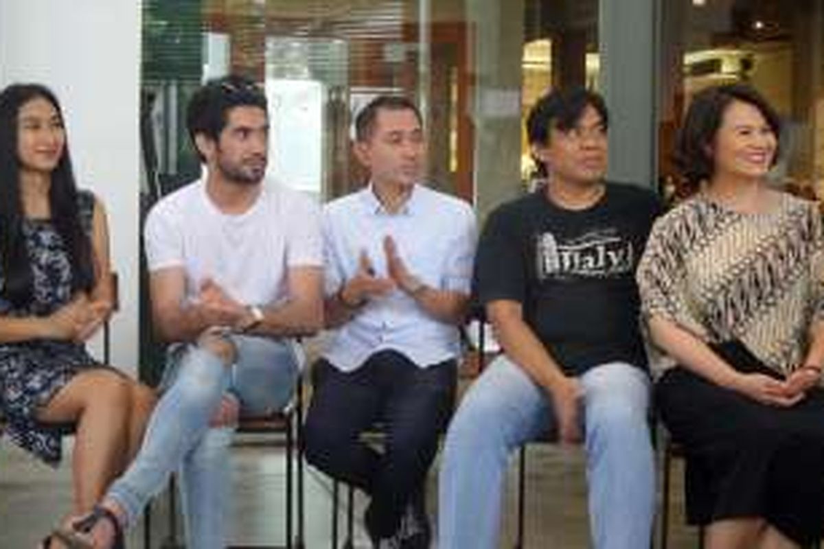 Happy Salma, Reza Rahadian, Lukman Sardi, Wawan Sofwan, dan Melyana Tjahyadikarta (dari kiri ke kanan) hadir dalam jumpa pers acara syukuran pertunjukan teater Bunga Penutup Abad di Dia.Lo.Gue, Kemang Selatan, Jakarta Selatan, pada Senin (30/5/2016).