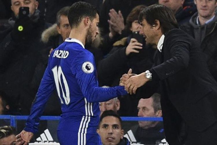 Gelandang Chelsea, Eden Hazard (kiri), bersalaman dengan manajer Antonio Conte, setelah ditarik keluar dalam pertandingan Premier League melawan Everton di Stamford Bridge, London, Sabtu (5/11/2016). Chelsea menang 5-0 dan Hazard mencetak dua gol. 