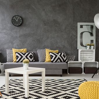 Ilustrasi ruang keluarga dengan nuansa warna hitam, putih, dan krem. 