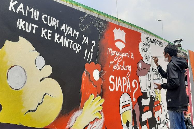 Peserta membuat moral bertema kritik terhadap Polri dalam lomba Bhayangkara Mural Festival 2021 di Lapangan Bhayangkara, Jakarta, Sabtu (30/10/2021).