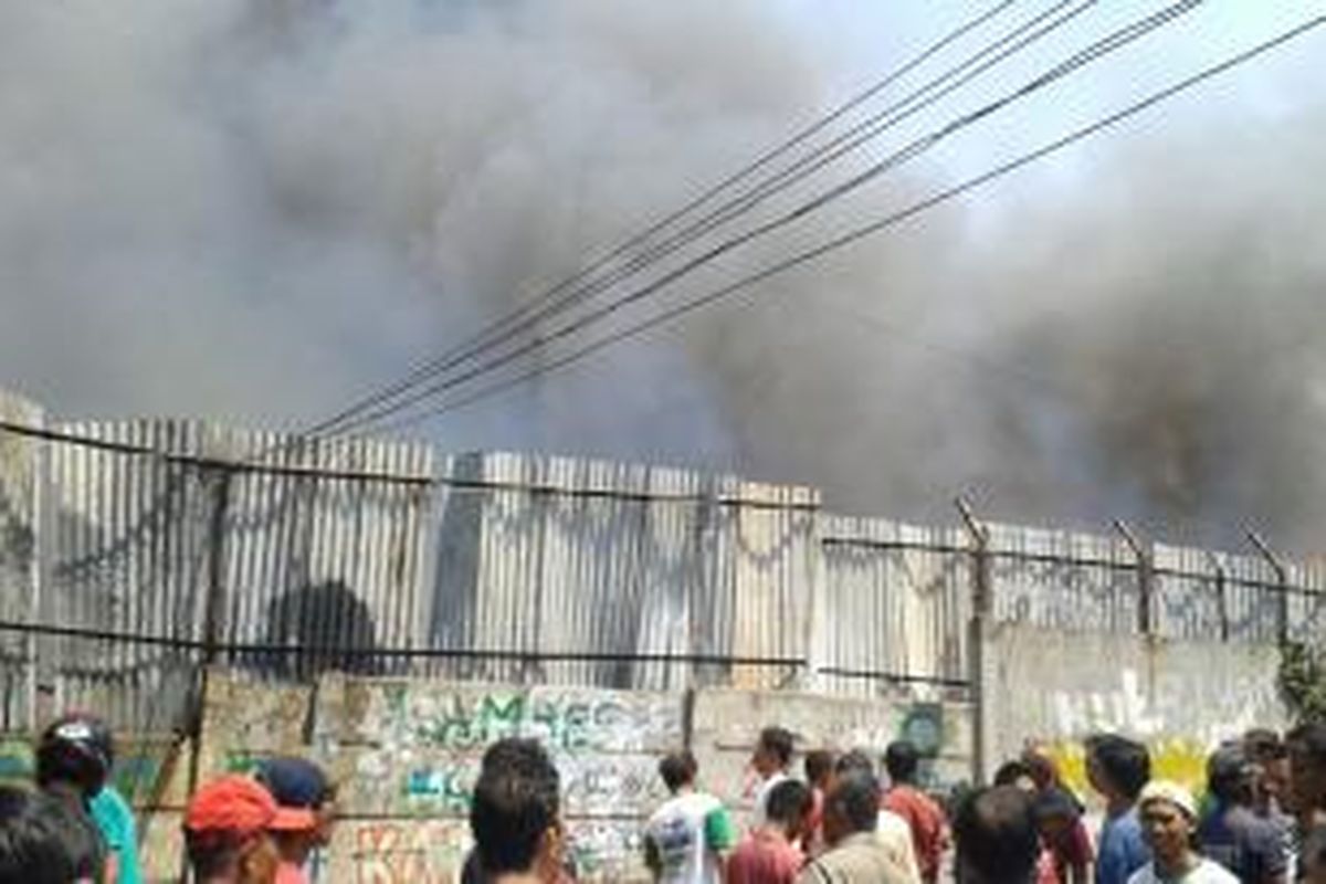 Kebakaran di proyek Apartemen Basura City, Jalan Cipinang Jaya 2E, Cipinang Besar Selatan, Jatinegara, Jakarta Timur. Rabu (24/9/2014)
