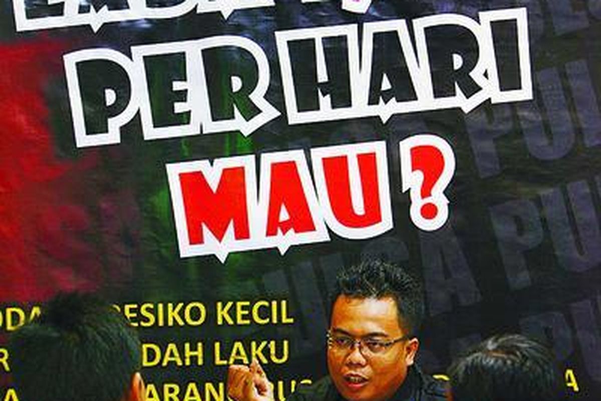 Pengunjung mencari informasi tentang bisnis waralaba di salah satu stan dalam Pameran Waralaba, Bisnis, dan Peluang Usaha di Balai Kartini, Jakarta, Jumat (12/9). Pameran yang berlangsung hingga 21 September ini menghadirkan 15 gerai.  