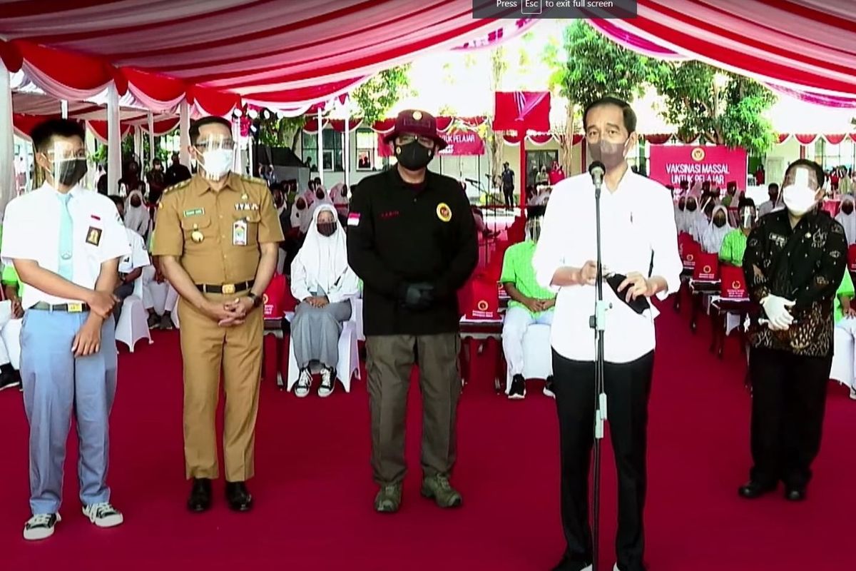 Presiden RI, Joko Widodo, saat meninjau langsung vaksinasi massal pelajar dan door to door di 4 lokasi wilayah Kota dan Kabupaten Cirebon serta Kabupaten Kuningan, Selasa (31/8/2021).