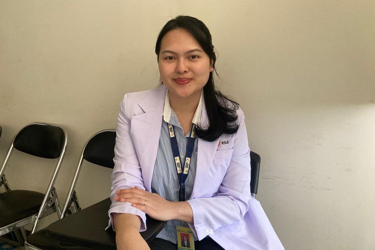 Dokter spesialis bedah plastik rekonstruksi dan estetik dr. Ruth Lumbuun, Sp.B.P.R.E., Subsp.E.L.(K) ketika ditemui oleh Kompas.com di Rumah Sakit Universitas Indonesia (RSUI), Kota Depok, Jawa Barat, Senin (23/6/2025). Selain di RSUI Depok, Ruth juga berpraktik di Beyoutiful Clinic.