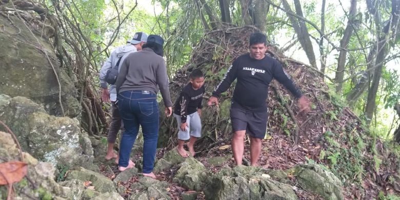 Jalan penuh bebatuan tajam ketika masuk ke dalam Tombak Sulu-sulu yang merupakan goa tempat kelahiran Raja Sisingamangaraja I.