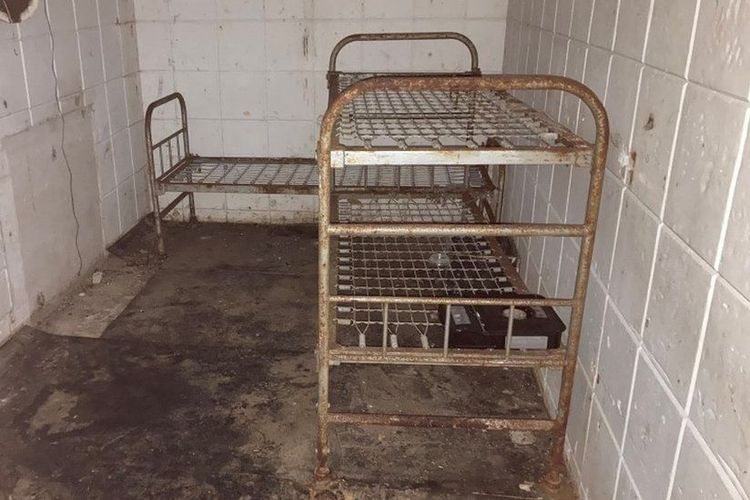 Tempat tidur susun tua tetap berada di bunker. [THE AUCTION HOUSE VIA BBC NEWS]