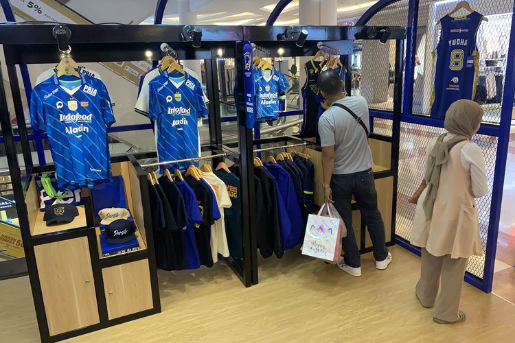 Persib Bandung melebarkan bisnis official merchandise dengan menjamah segmen lapisan masyarakat atau suporternya Bobotoh dengan membuka Persib Store di pusat perbelanjaan TSM Bandung sejak Senin (12/2/2024).