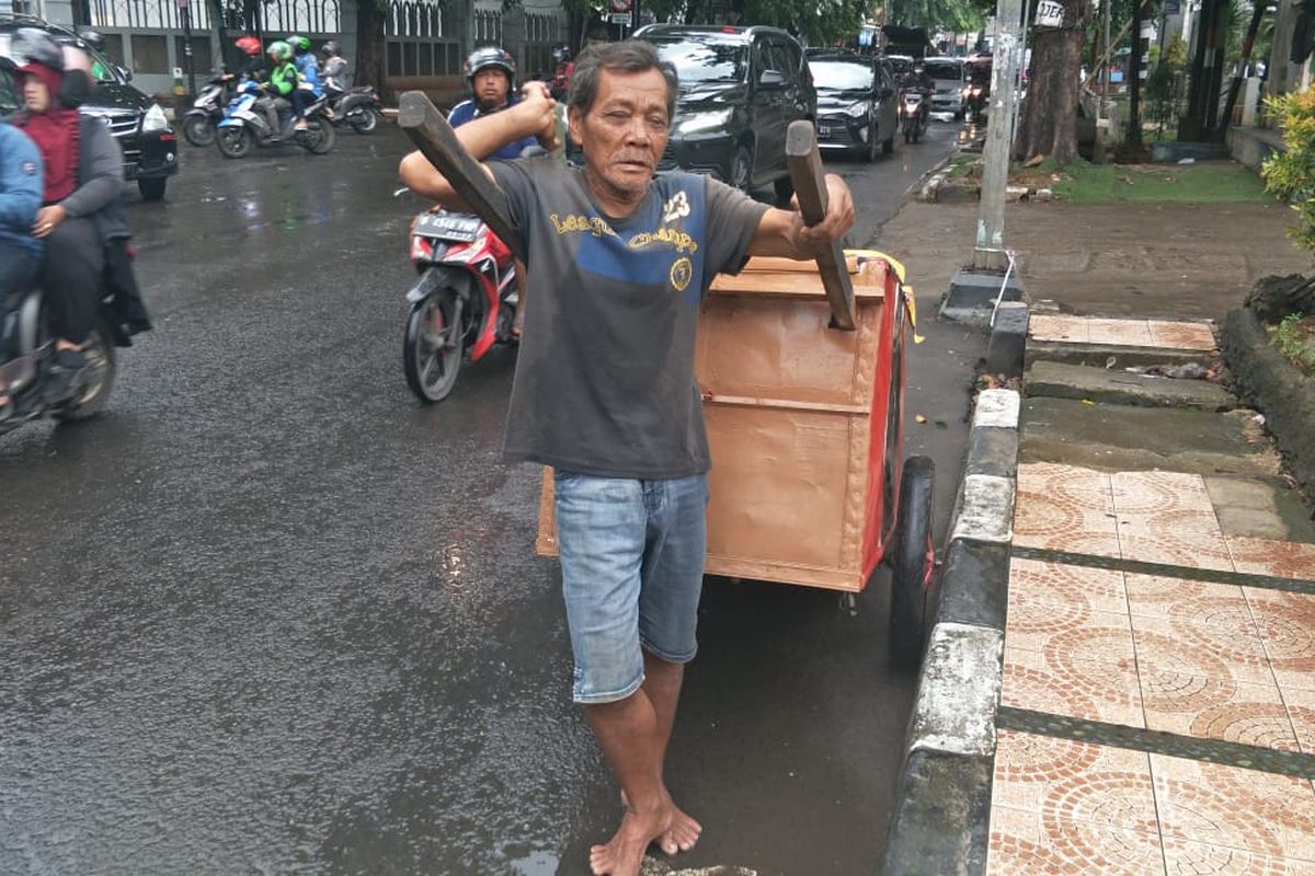 Samsudin (60), pemulung di Juanda, Bekasi yang tidak khawatir virus corona, Rabu (4/3/2020).