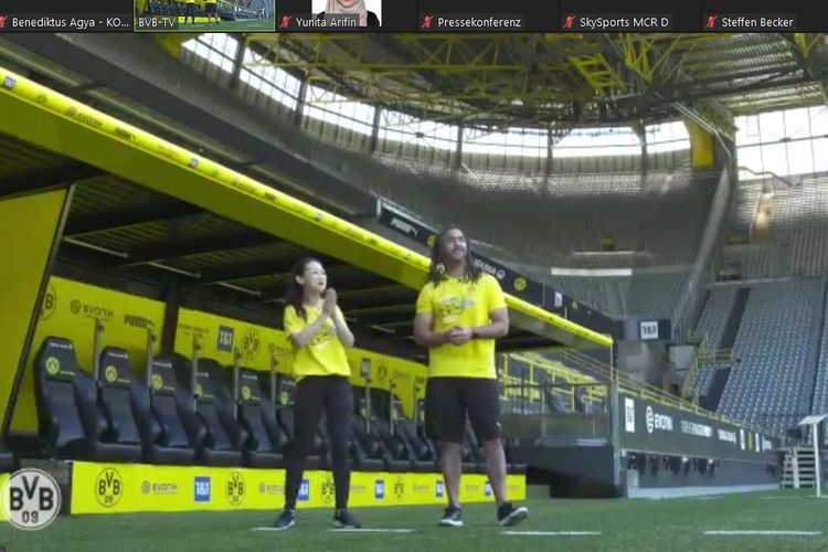 Legenda Borussia Dortmund, Patrick Owomoyela, menunjukkan sisi lapangan dan bench pemain di Stadion Signal Iduna Park.