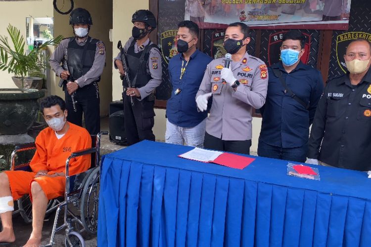 NDS (33), pelaku pencurian ikan terpaksa duduk di kursi roda lantaran kakinya ditembak polisi akibat melawan saat hendak ditangkap, pada Jumat (28/10/2022). /Polresta Denpasar