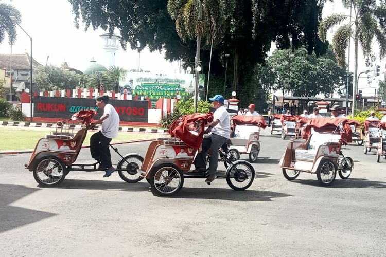 Sejumlah penerima bantuan mengemudikan becak listrik keluar dari halaman Kantor Wali Kota Blitar, Jumat (6/3/2026) sore.