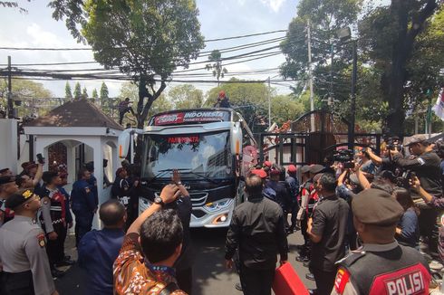 Bus yang Antar Megawati Tersangkut Kabel Saat Memasuki Gerbang KPU
