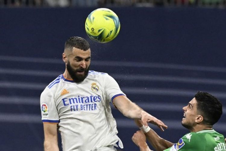 Aksi Karim Benzema dalam laga Real Madrid vs Real Betis di Santigao Bernabeu pada pekan ke-38 Liga Spanyol, Sabtu (21/5/2022).