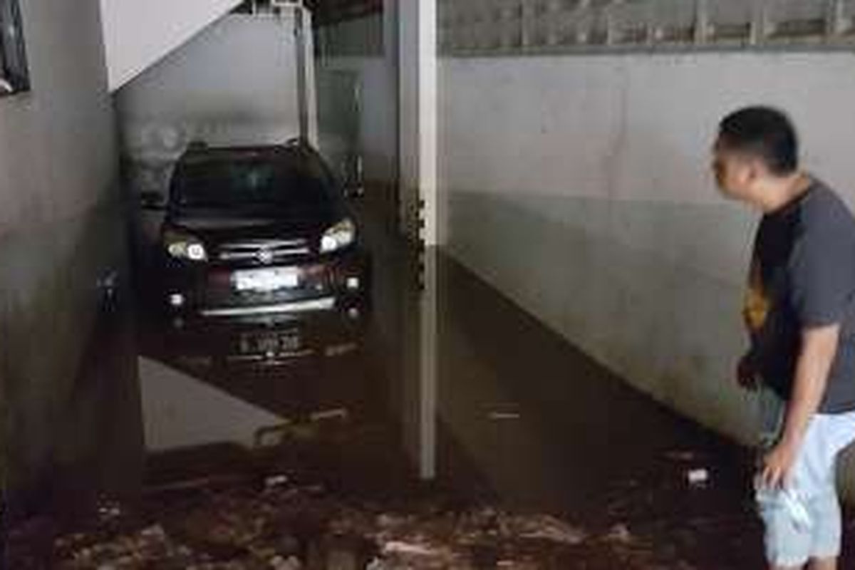 Salah satu pengunjung gedung Colony di Kemang, Anton, melihat kondisi mobil Daihatsu Terios miliknya yang terendam di area basement pada Minggu (28/8/2016) sore.