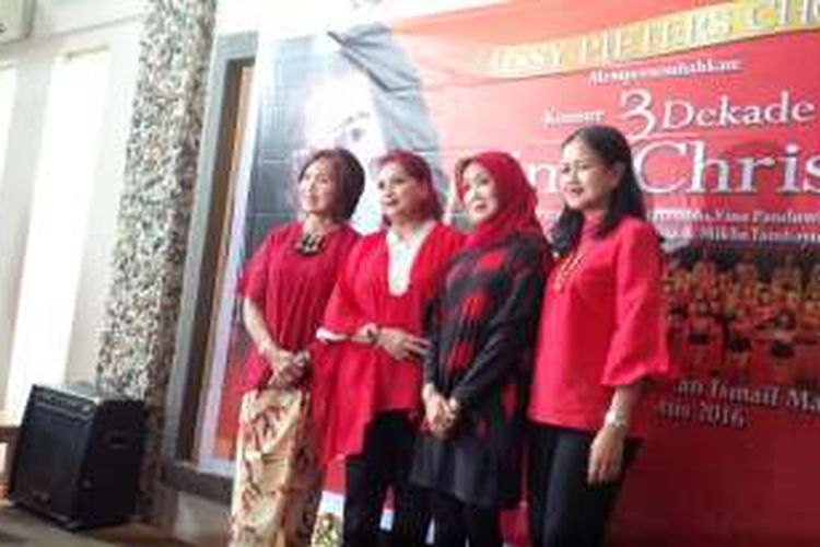 (Kedua dari kanan) Istri penyanyi legendaris almarhum Chrisye, Gusti Firoza Damayanti Noor, bersama personel Ussy Pieter Choir dalam jumpa pers, di Rentauran Rarampa, Kebayoran Baru, Jakarta Selatan, Jumat (22/7/2016).