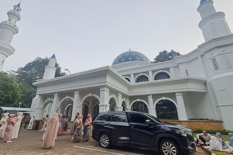 Jokowi Shalat Idul Fitri di Masjid Jami' Al-Bina GBK Jakarta