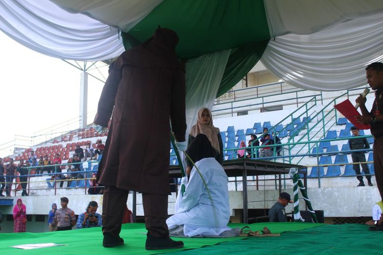 Algojo mengeksekusi terhukum cambuk kasus mesum di Stadion Tunas Bangsa Kota Lhokseumawe, Jumat (20/9/2019)