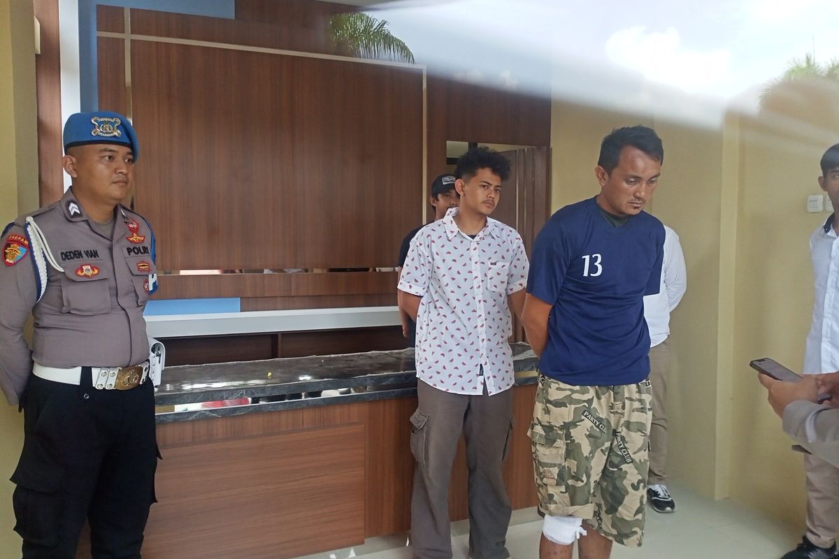 Kapolresta Bandung Kombes Pol Kusworo Wibowo saat mengintrogasi pelaku pembacokan mantan Ketua Komisi Yudisial Jaja Ahmad Jayus dan putrinya Rahmi Dwi Utami di Mapolresta Bandung, Soreang, pada Rabu (29/3/2023)