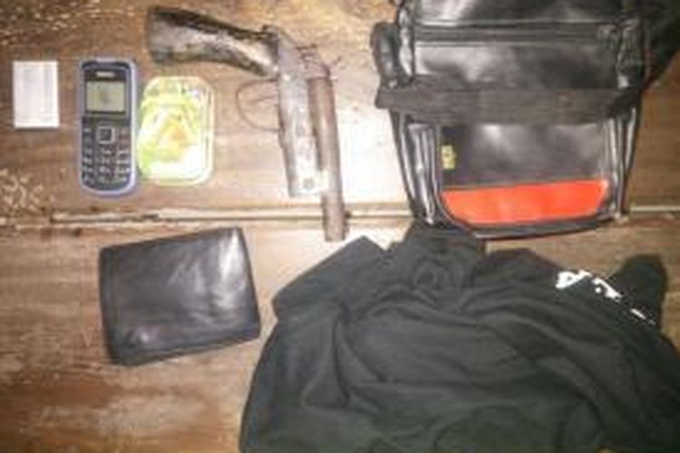 Barang bukti senjata api rakitan yang berhasil diamankan dari tersangka pencurian di rumah dinas Kejaksaan Negeri Ngabang