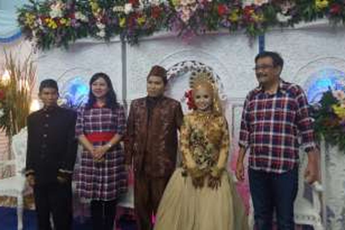 Cawagub DKI Djarot Saiful Hidayat dan istrinya, Happy Farida, mendatangi pernikahan warga di Cakung, Minggu (13/11/2016). 