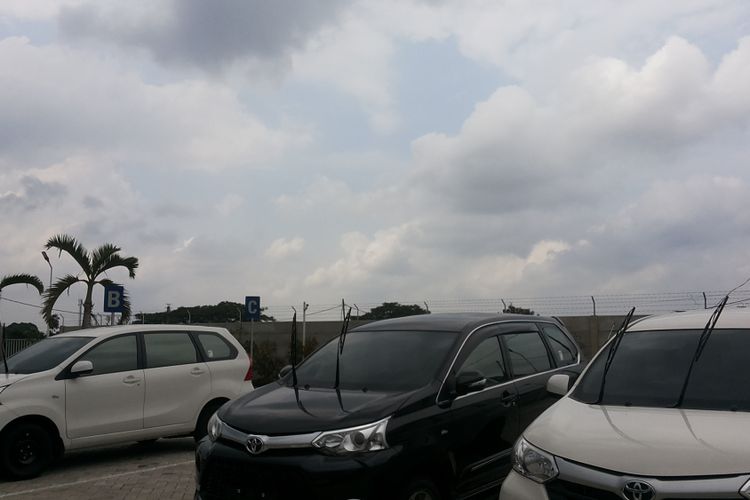 Deretan mobil baru yang diparkir di area terbuka dengan kondisi wiper diangkat.