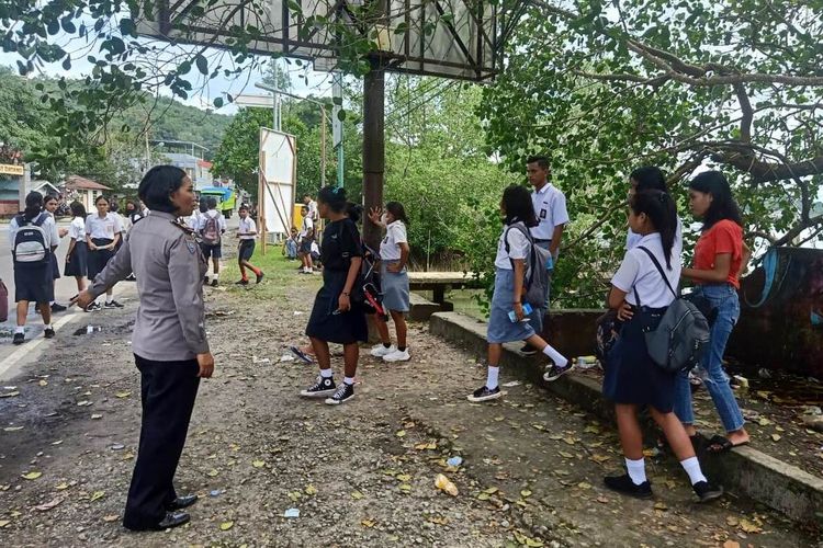 Kapolsek Baguala, Polresta Pulau Ambon, AKP Meity Jacobus memimpin penertiban terhadap siswa yang berkeliaran di jalan usai pulang sekolah, Rabu (20/7/2022)