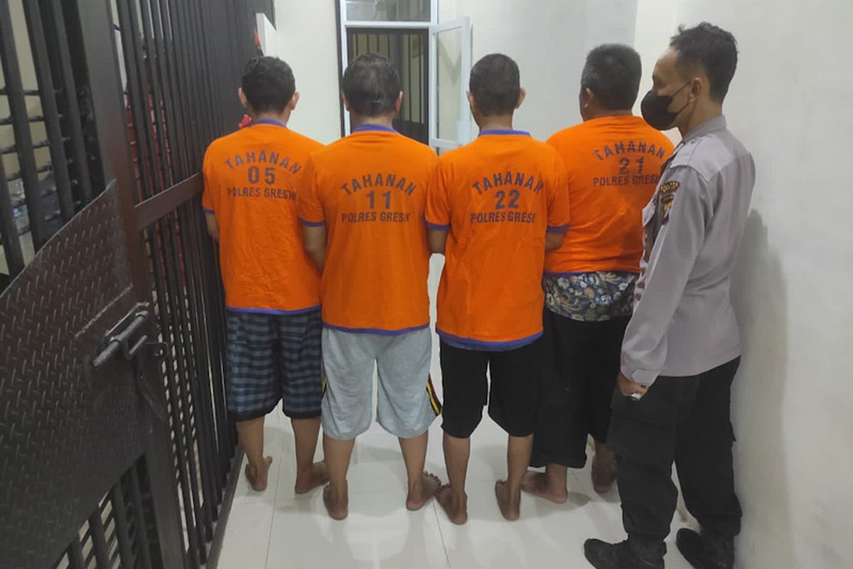 Empat orang tersangka penistaan agama dalam kegiatan pria menikahi domba betina, saat ditahan di rumah tahanan Polres Gresik, Senin (18/7/2022). *** Local Caption *** Empat orang tersangka penistaan agama dalam kegiatan pria menikahi domba betina, saat ditahan di rumah tahanan Polres Gresik, Senin (18/7/2022).