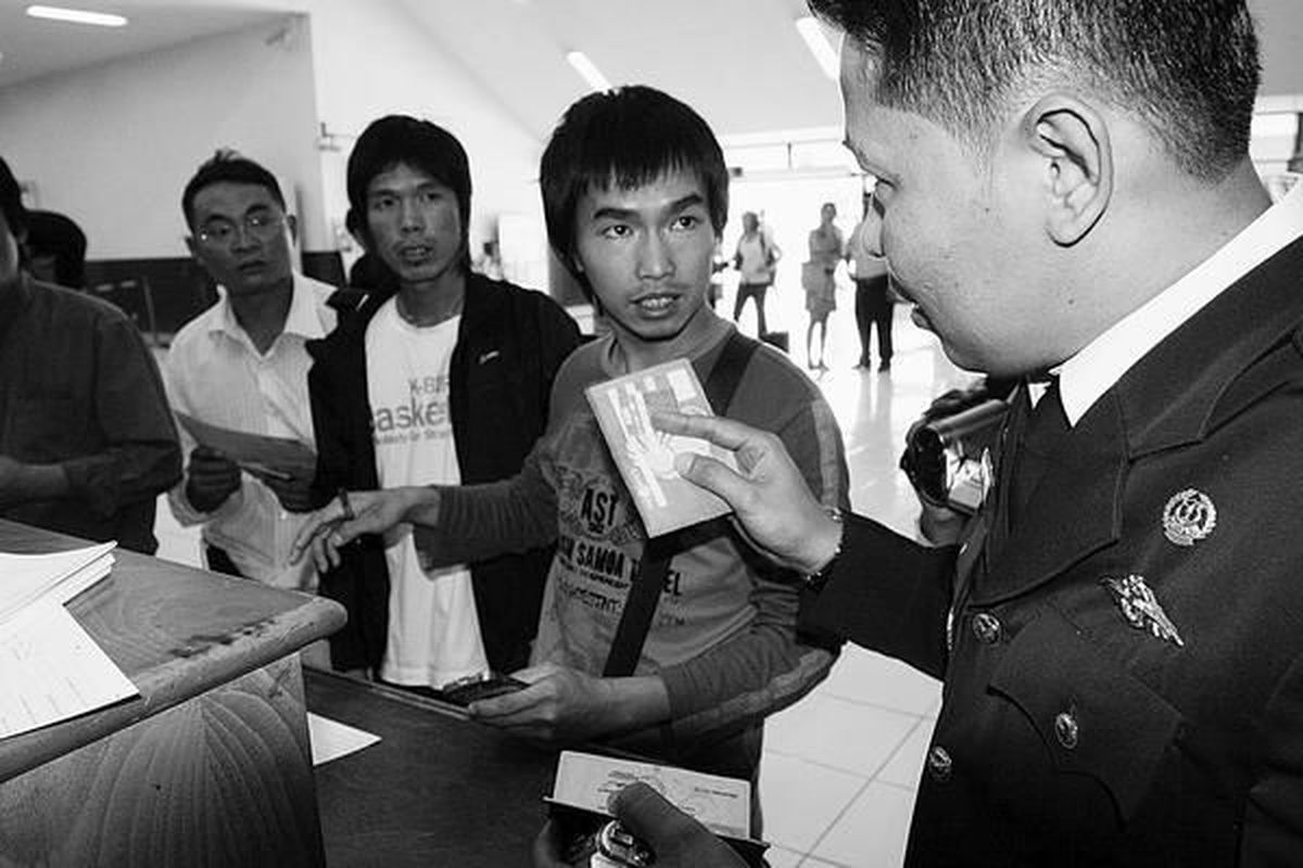 Ilustrasi petugas Imigrasi saat melayani di Bandara