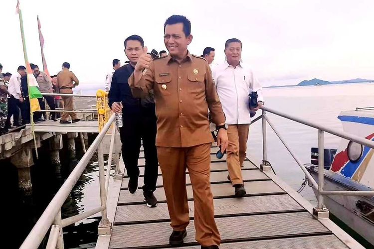 Gubernur Kepri Ansar Ahmad saat meninjau Pelabuhan Apung di Sedanau, Kabupaten Natuna, Kepri. Ansar mengaku biaya untuk membangun pelabuhan apung Sedanau yang baru saja diresmikan tersebut adalah Rp2,25 miliar.