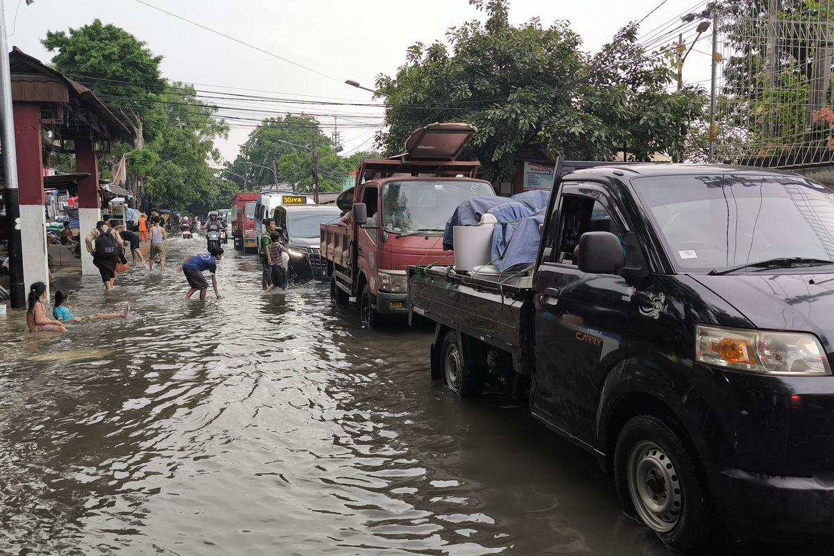 Kemacetan di Jalan Patra Raya akibat banjir pasca hujan deras.