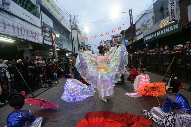 Pawai seni budaya pada perayaan puncak Cap Go Meh Bogor Street Festival (CGM-BSF) 2023 di Jalan Suryakencana, Bogor Tengah, Kota Bogor, Minggu (5/2/2023). Atraksi seni budaya seperti Ogoh-ogoh dari Bali, Kendang Beleq dari Lombok, dan Bouraq dari Cirebon, Ondel-ondel Betawi, Reog Ponorogo, serta belasan pertunjukan dari sanggar kesenian dari Jawa Barat dan sekitarnya memeriahkan acara ini.