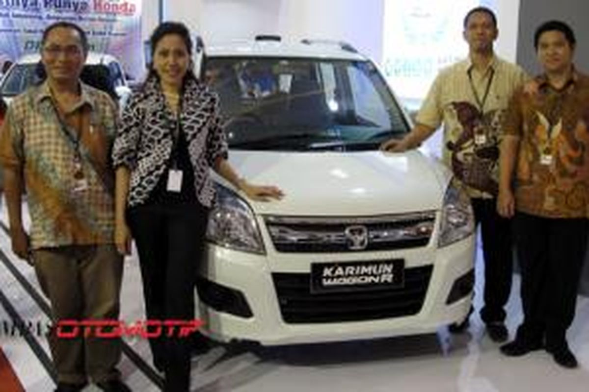 Suzuki Karimun Wagon R dan di antara pejabat PT Suzuki Indomobil Sales dan Sunmotor Indoesentra Trada di Pameran Otomotif Semarang 2014.