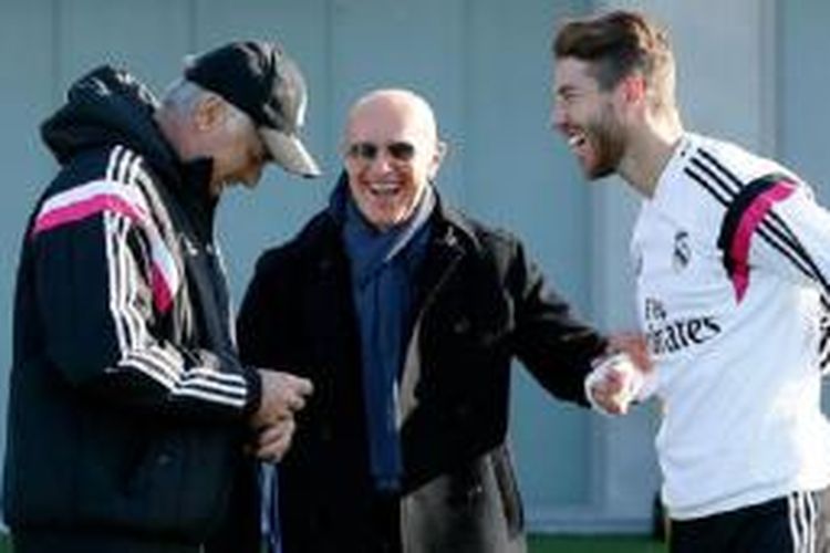 Mantan pelatih AC Milan Arrigo Sacchi (tengah) berbincang dengan pelatih Real Madrid Carlo Ancelotti (kiri) dan bek Madrid Sergio Ramos, dalam sesi latihan Los Blancos, di Valdebebas, Jumat (5/12/2014).