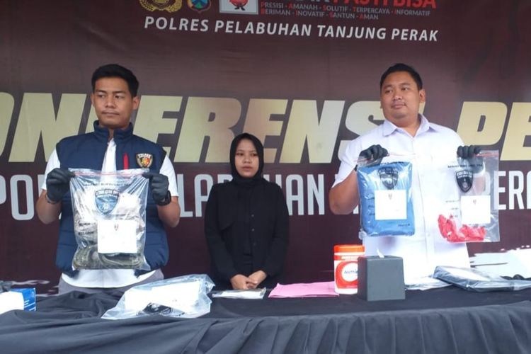 Polisi menunjukkan barang bukti aksi pembunuhan di gudang peluru Surabaya.