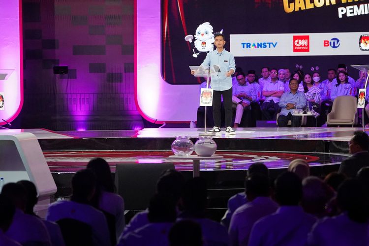 Tiga calon wakil presiden, yaitu Muhaimin Iskandar, Gibran Rakabuming Raka, dan Mahfud MD (dari kiri kanan), dalam Debat Calon Wakil Presiden Pemilu 2024 di Ballroom Jakarta Convention Center, Jakarta, Jumat (22/12/2023). Debat kedua Pemilu 2024 menyajikan gagasan para calon wakil presiden yang berkontestasi dalam Pemilihan Presiden 2024. Debat kedua ini mengangkat tema Ekonomi (Ekonomi Kerakyatan dan Ekonomi Digital), Keuangan, Investasi Pajak, Perdagangan, Pengelolaan APBN-APBD, Infrastruktur, dan Perkotaan. 

KOMPAS/RONY ARIYANTO NUGROHO
22-12-2023