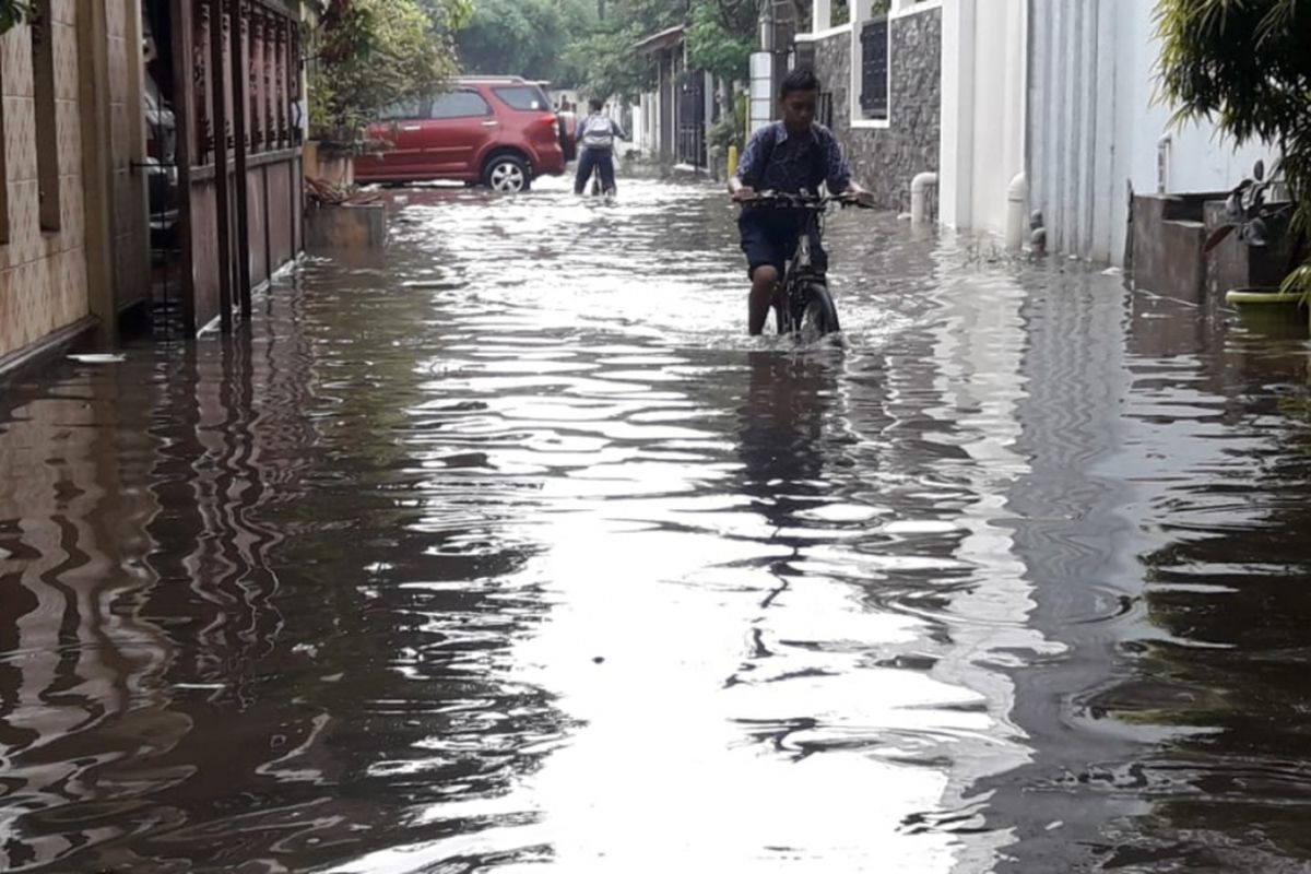 Tampaj banjir setinggi lutut orang dewasa menggenang perumahan komplek TNI AL, Jatibening, Pondok Gede, Kota Bekasi, Kamis (29/11/2018). 