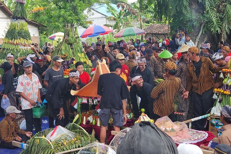 Warga Ngaringan Grobogan Berebut 15 Gunungan Saat Sedekah Bumi, Ludes dalam Satu Menit