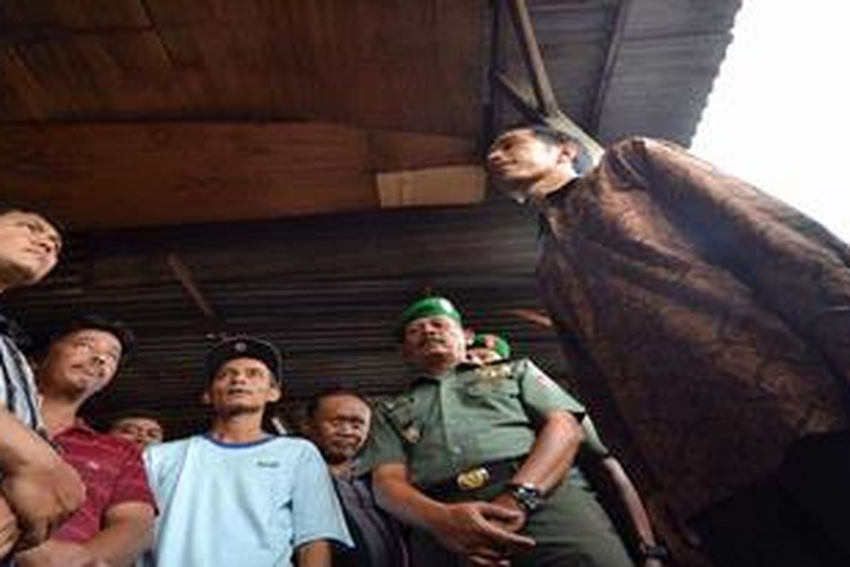 Pasca bentrokan antara warga dan organisasi massa, Jumat (4/5) sore kemarin, Walikota Solo Joko Widodo atau Jokowi dan Danrem 074/Warastratama Surakarta Kolonel (Inf) Ahmad Supriyadi mendatangi kembali kampung Gandekan, Jebres, Solo dan berdialog dengan warga, Sabtu (5/5/2012). Di kampung ini, Jokowi memerintahkan warga untuk membuka kembali palang-palang kayu yang digunakan warga untuk membarikade pintu-pintu gang masuk ke kampung mereka. Jokowi menjamin, bahwa warga tetap aman meski blokade di pintup-pintu masuk gang dibuka. 