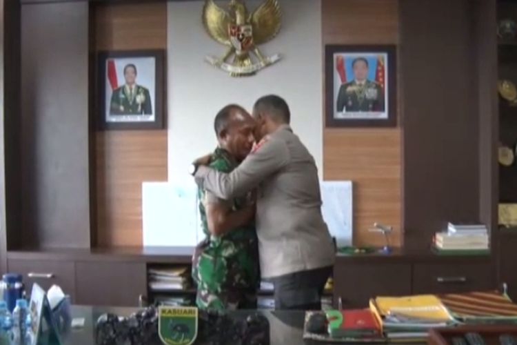 Kapolda Papua Barat saat berpelukan dengan pangdam kasuari