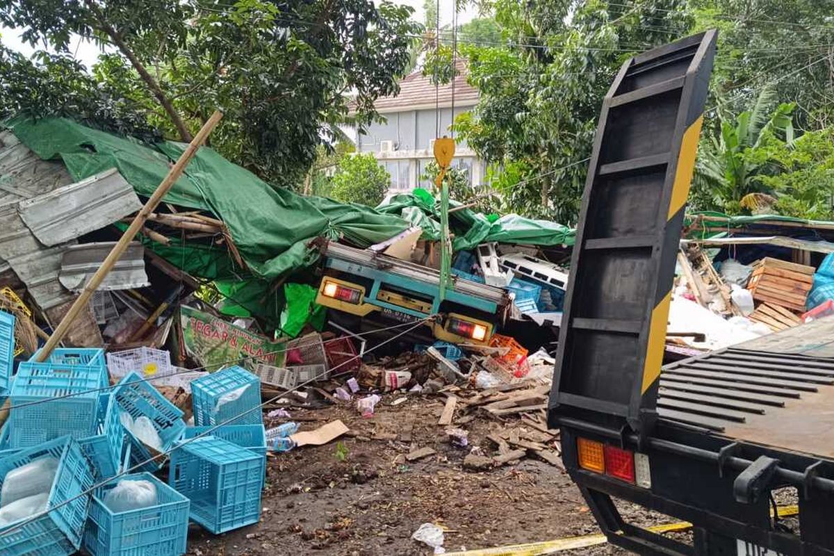 Truk Pengangkut Bibit Udang Tabrak Lapak di Lombok, 1 Tewas dan 3 Luka-Luka